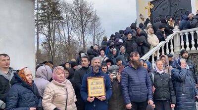 Верующие УПЦ МП не пускали ПЦУ в храм во Франковске: заварили ворота, в бой пошел газ