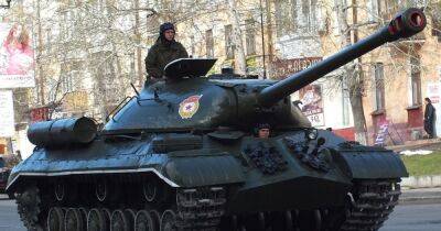 В России по железной дороге перевозят танки времен Второй мировой войны ИС-3 (фото)