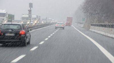 В Киеве выпал снег. В среду прогнозируют ветер и опасность на дорогах