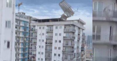 Срывает крыши и валит деревья: на Батуми обрушился мощный ураган (фото, видео)