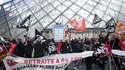 Франция снова бастует, туристов не пустили в Лувр