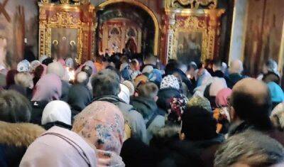 Ситуация в Киево-Печерской Лавре накаляется: людей все больше