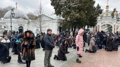 Выселение УПЦ МП из Киево-Печерской Лавры: на территории собираются верующие – фото