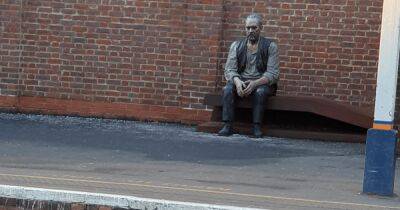 "Нужна помощь": британка перепутала статую на вокзале с замерзающим человеком (фото)