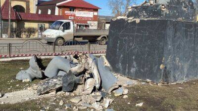 Упал памятник Ленина на привокзальной площади Кунгура
