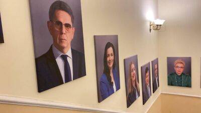 В Минздраве повесили портрет Богатыревой: имеет "достойных" соседей