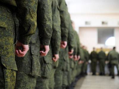 За год россия, вероятно, призвала на военную службу полмиллиона человек – Bloomberg