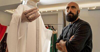 Музыкант, парфюмер, художник и красавец: что известно о человеке, одевающем Папу Римского