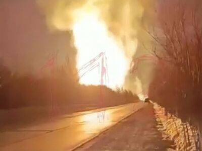 В России загорелся газопровод, пламя видно за десятки километров