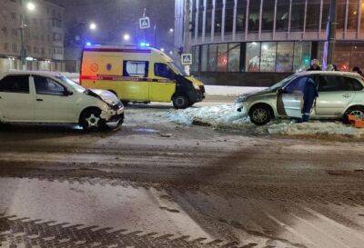 Женщина пострадала в аварии с двумя легковушками в Твери