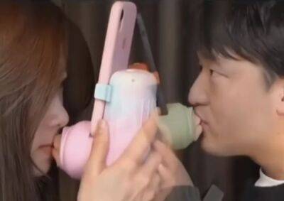В Китае создали гаджет для дистанционных поцелуев — он крепится на смартфон и позволяет парам на расстоянии «почувствовать близость»