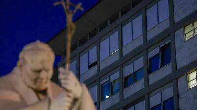 Папа Франциск провел ночь в римской больнице