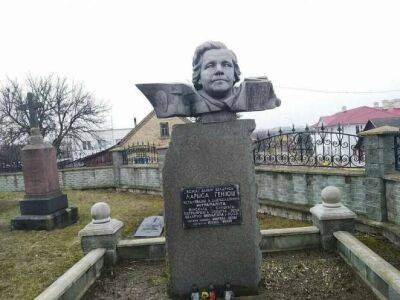 В Зельве снесли памятник Ларисе Гениюш