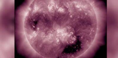 "Больше Земли в 20 раз": на Солнце обнаружили новую гигантскую дыру. Чем это грозит человечеству