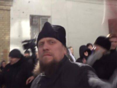 Полиция начала производство из-за повреждения техники СМИ священником в Киево-Печерской лавре