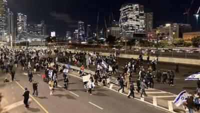 Сторонники юридической реформы перекрыли шоссе Аялон Тель-Авиве