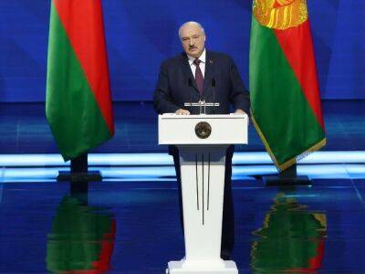 Лукашенко заявил, что "настоятельно активизирует" переговоры с Путиным о возвращении в Беларусь ядерного оружия, вывод которого "подписали безумцы"