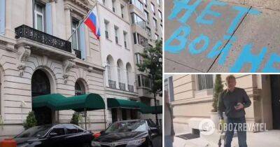 В Нью-Йорке перед генконсульством России мужчина написал краской Нет войне – видео акции