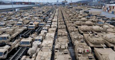 Сотни единиц: в порту Гдыни показали масштабную передислокацию военной техники США (видео)