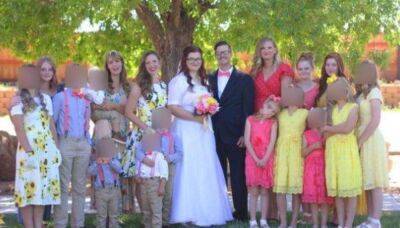 Мужчина женился сразу на четырех женщинах, кадры семейства: "воспитывают 15 детей"
