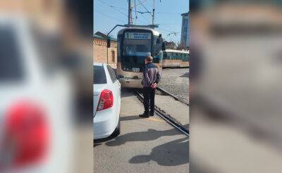В Самарканде водитель оставил на трамвайных путях свою машину и ушел по делам, заблокировав работу общественного транспорта. Видео