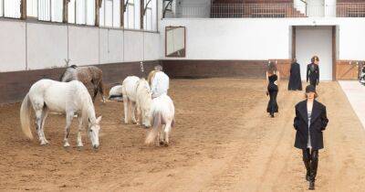 Стелла Маккартни посвятила новую коллекцию любви и вывела на подиум диких лошадей (видео)