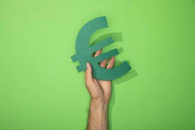 Евро прибавил 2 копейки. Официальный курс валют