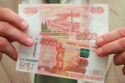 Мосбиржа: курс рубля снижается к доллару до 75,50, к юаню - до 10,86