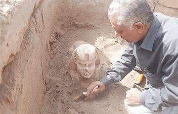 В Египте археологи обнаружили улыбающуюся статую сфинкса