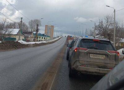 Провал на дороге стал причиной огромной пробки в Московском районе Твери