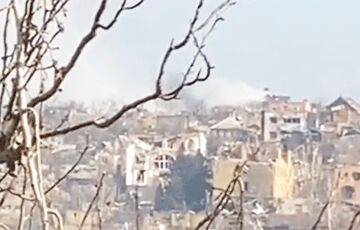 ВСУ точным огнем срезали российский флаг вместе с крышей здания в Бахмуте