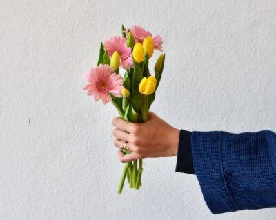 Тосты 8 марта - как красиво поздравить женщин во время застолья