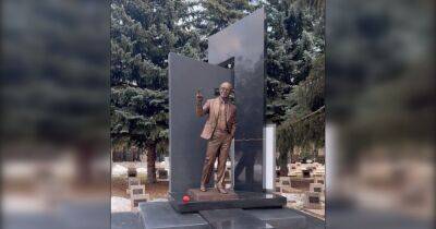 Памятник из бронзы: на могиле экс-мэра Харькова Кернеса появился его монумент (видео)