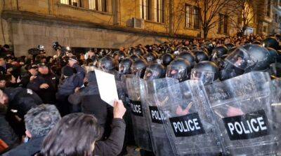Слезоточивый газ и водометы: в Тбилиси начались столкновения между протестующими и полицией