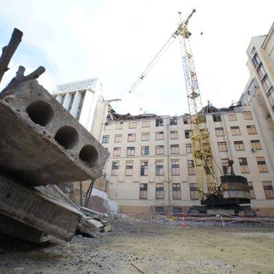 В Харькове разбирают разрушенный корпус университета городского хозяйства