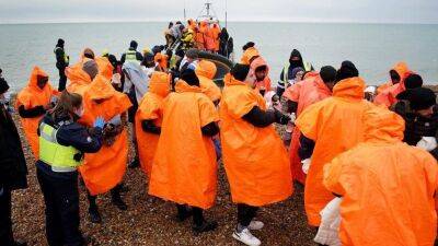 Британские власти намерены автоматически депортировать нелегальных мигрантов. Оппозиция резко против
