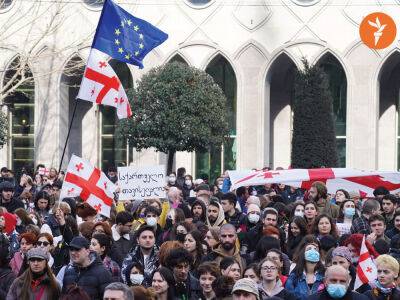 В Грузии – второй день протестов против закона об "иноагентах". На улицы Тбилиси вышли тысячи людей