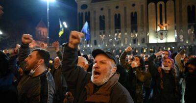 "Верим в ВСУ": протестующие в Грузии включили под парламентом гимн Украины (видео)