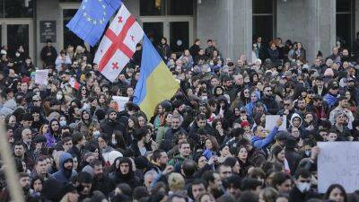 Тысячи людей вновь собрались у здания парламента в Тбилиси
