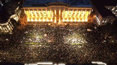 Грузия: протестующие осаждают парламент из-за отказа отменить закон об "иноагентах"