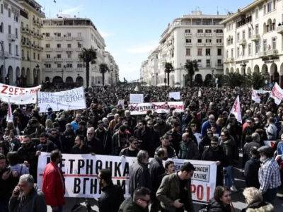 Авария в Греции: тысячи протестующих требуют инвестиций в транспортную систему