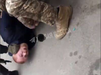 Вручення повістки закінчилося бійкою з поліцією та військовими: в Одесі скрутили чоловіка