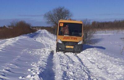Под Тверью в снегу застряли школьный автобус, несколько машин и трактор
