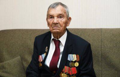 Участник Сталинградской битвы Арсений Сухопаров отмечает 102-й день рождения