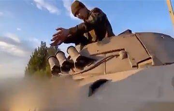 Видеофакт: Российские военные тушат горящий БМП горстями земли