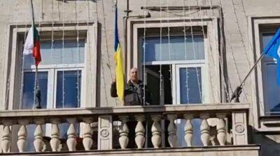 В Софии политик выбросил из мэрии флаг Украины под возгласы "Ура!"