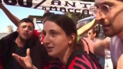 Дочь Гидеона Саара: "Полицейский избил меня на митинге в Тель-Авиве"