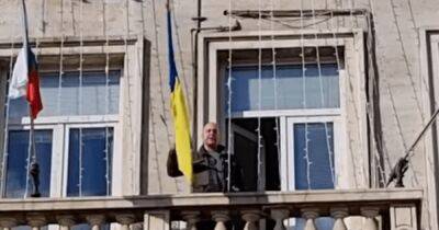 Под крик "Ура!": в Болгарии политик сбросил с балкона флаг Украины (видео)