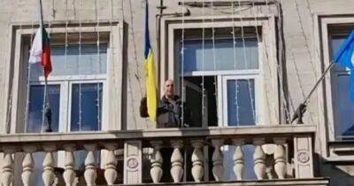 В Болгарии кандидат в депутаты выбросил флаг Украины, назвав его "фашистским" - dsnews.ua - Украина - Болгария
