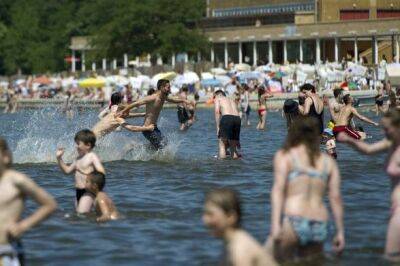 Берлин разрешил женщинам и мужчинам купаться в бассейнах топлес